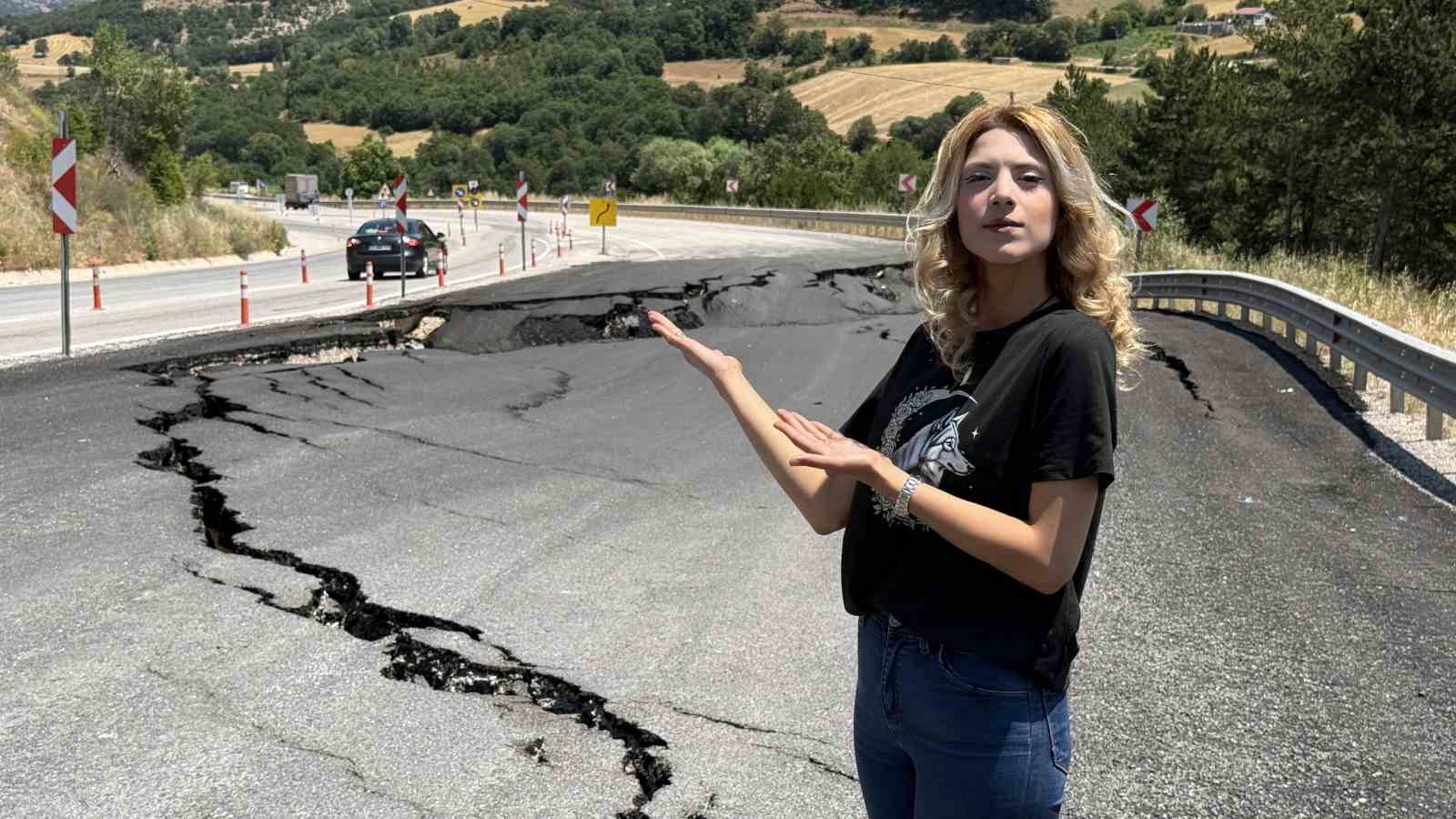 Görüntüler depremi andırıyor, yoldaki kayma tehlike oluşturuyor