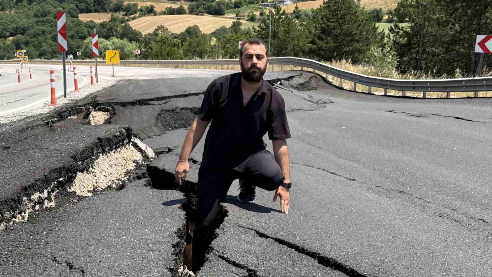 Görüntüler depremi andırıyor, yoldaki kayma tehlike oluşturuyor