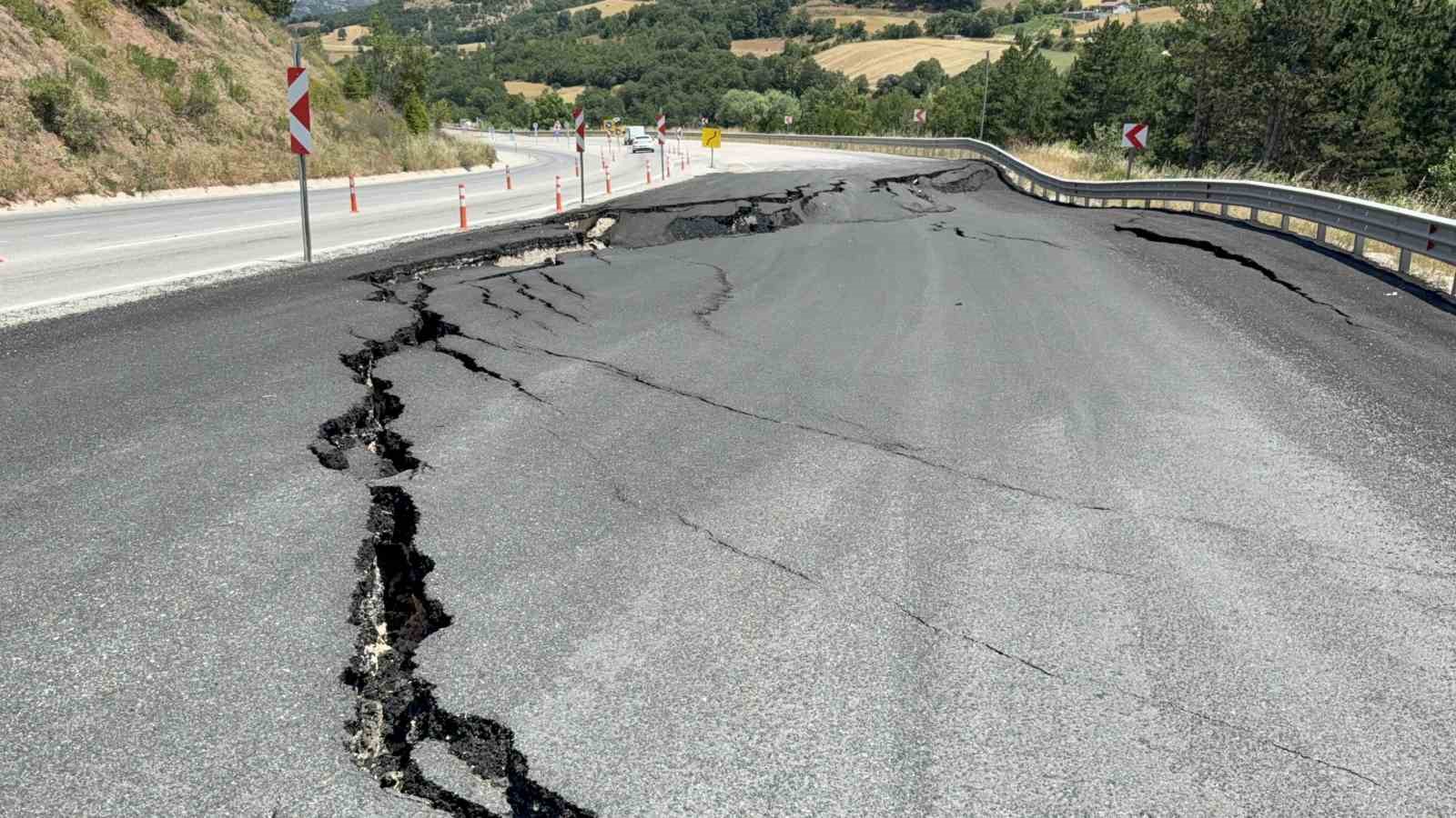 Görüntüler depremi andırıyor, yoldaki kayma tehlike oluşturuyor