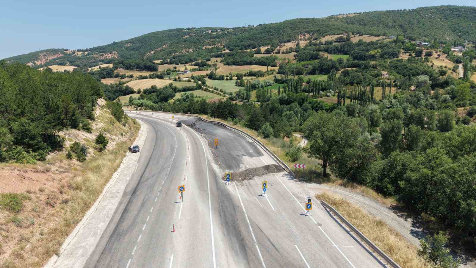 Görüntüler depremi andırıyor, yoldaki kayma tehlike oluşturuyor