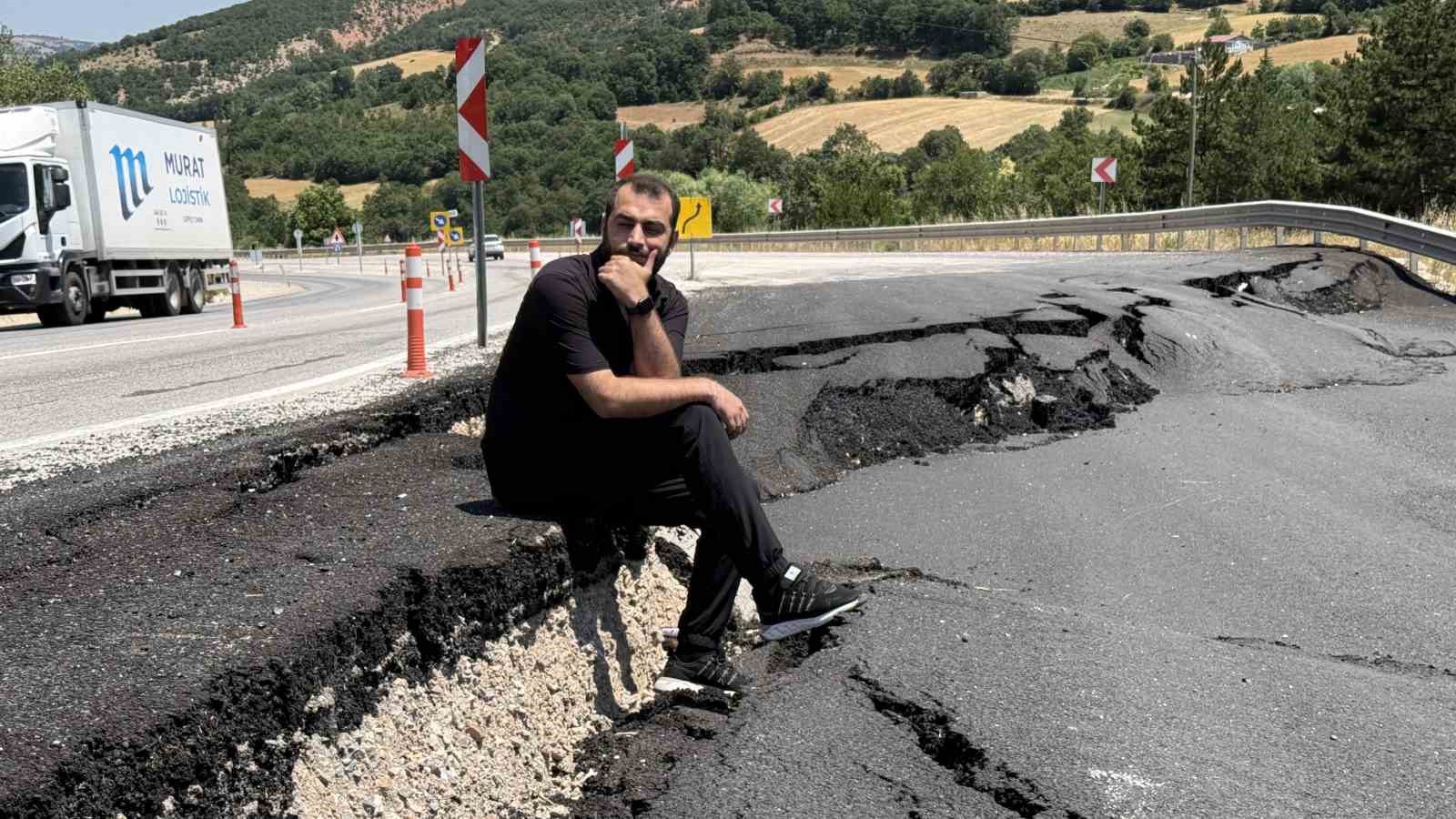 Görüntüler depremi andırıyor, yoldaki kayma tehlike oluşturuyor