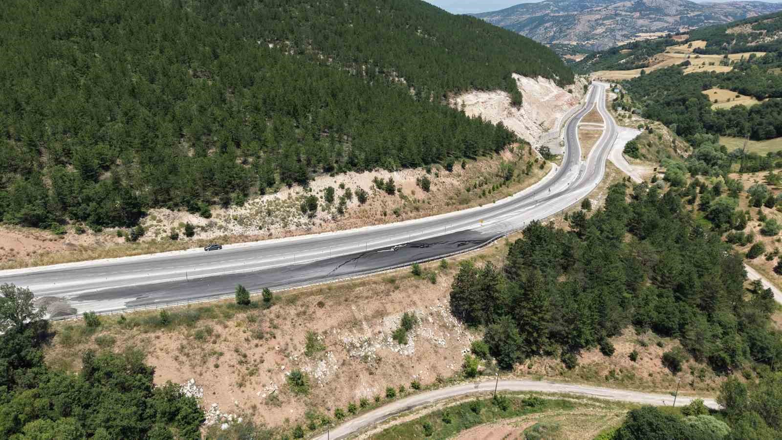 Görüntüler depremi andırıyor, yoldaki kayma tehlike oluşturuyor