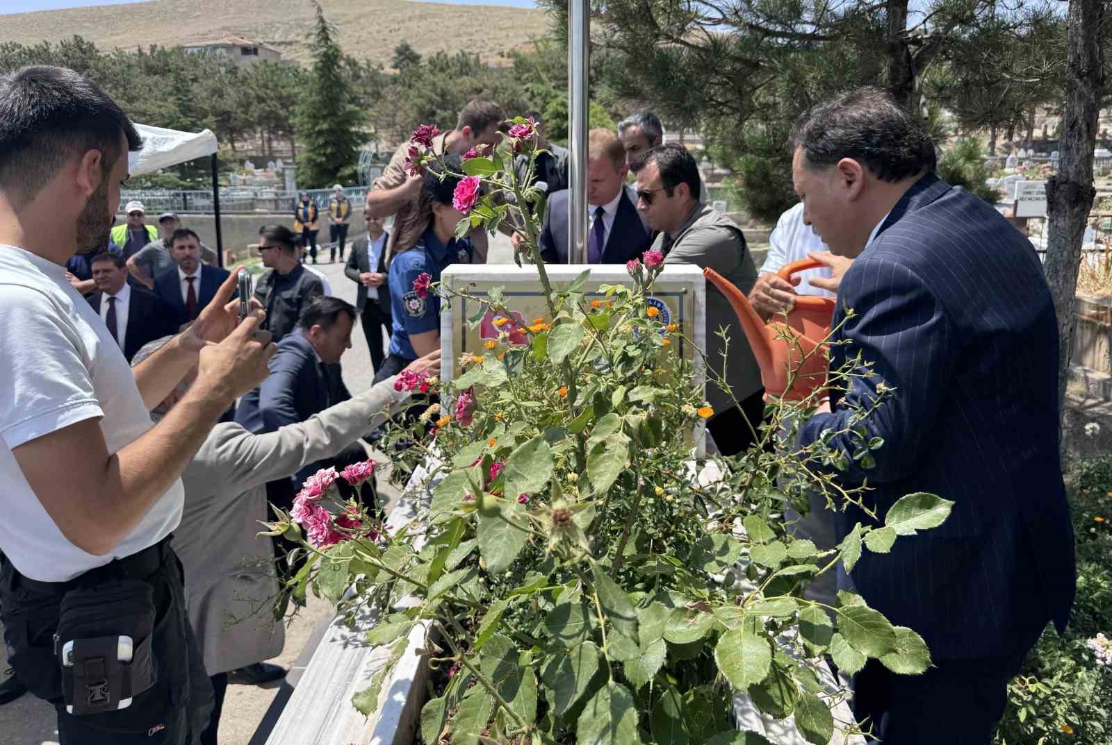 15 Temmuz şehidi Kübra Doğanay, kabri başında anıldı