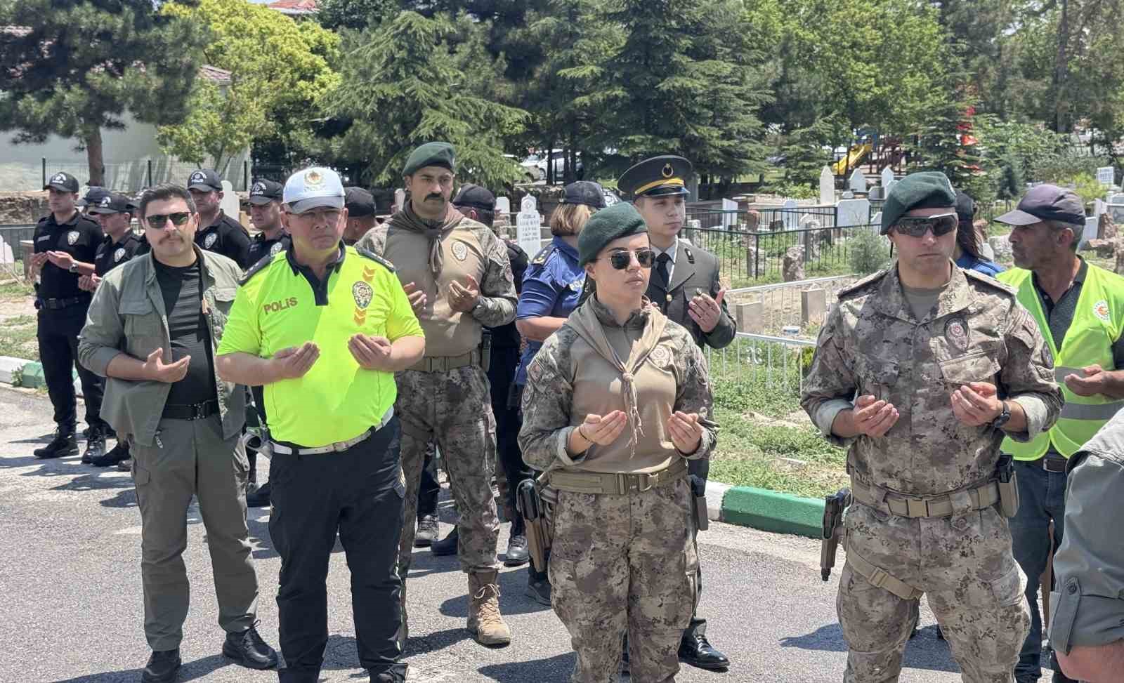 15 Temmuz şehidi Kübra Doğanay, kabri başında anıldı