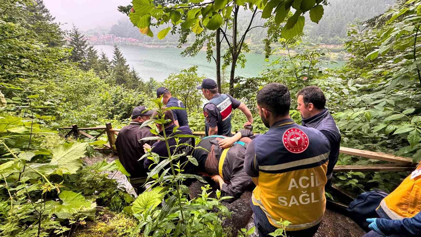 Uzungöl’de seyir terasından araç uçtu: 2 Arap turist yaralı