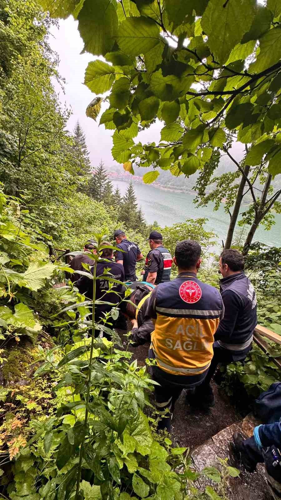 Uzungöl’de seyir terasından araç uçtu: 2 Arap turist yaralı