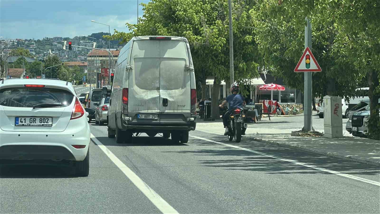 Makas attı, egzozu bağırttı: Plakasız motosikletli trafikte tehlike saçtı