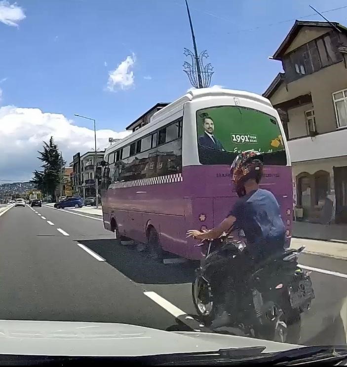Makas attı, egzozu bağırttı: Plakasız motosikletli trafikte tehlike saçtı