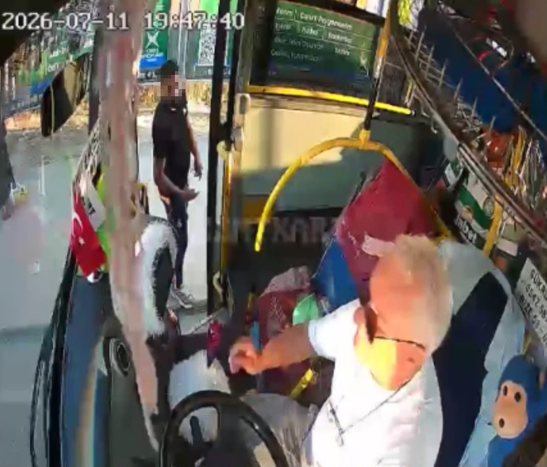 Kocaeli’de otobüs şoförünün zor anları kamerada: Böyle küfür ve tehdit etti