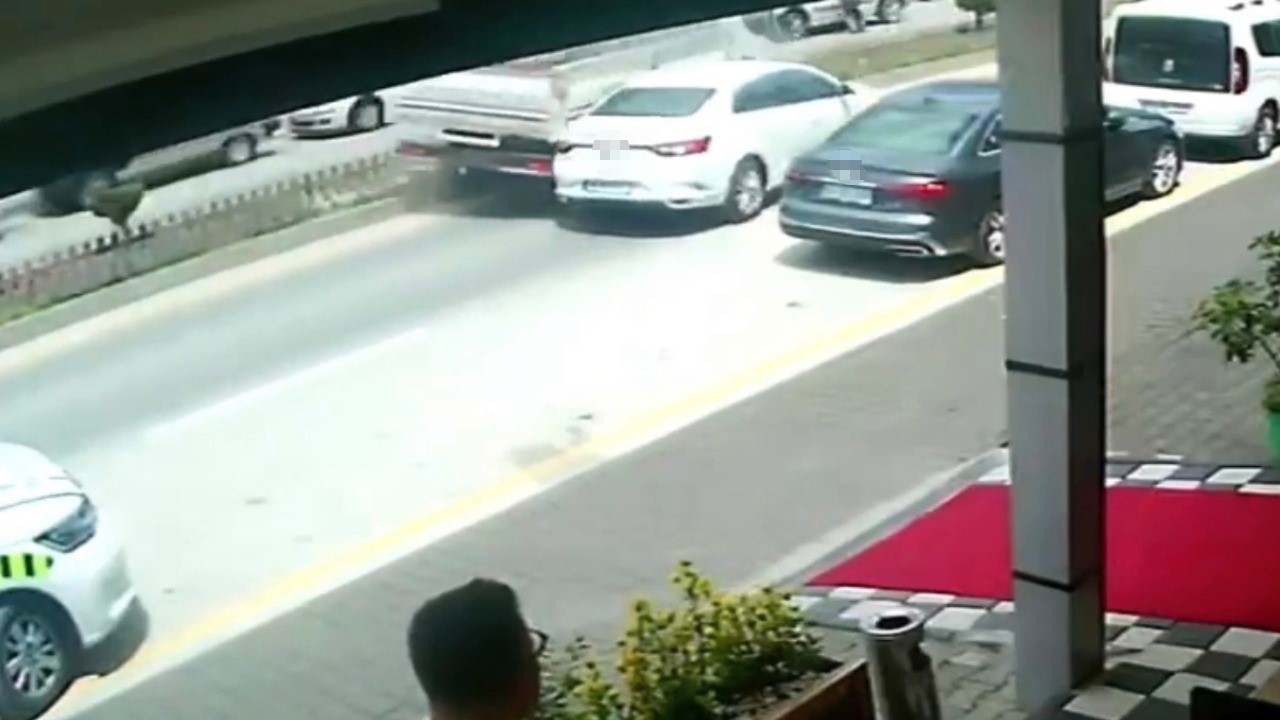 Bolu’da park yerinden çıkan otomobile kamyon çarptı
