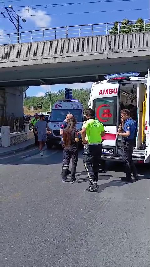 Esenler’de virajı alamayan motosiklet bariyerlere çarparak devrildi: 1 yaralı