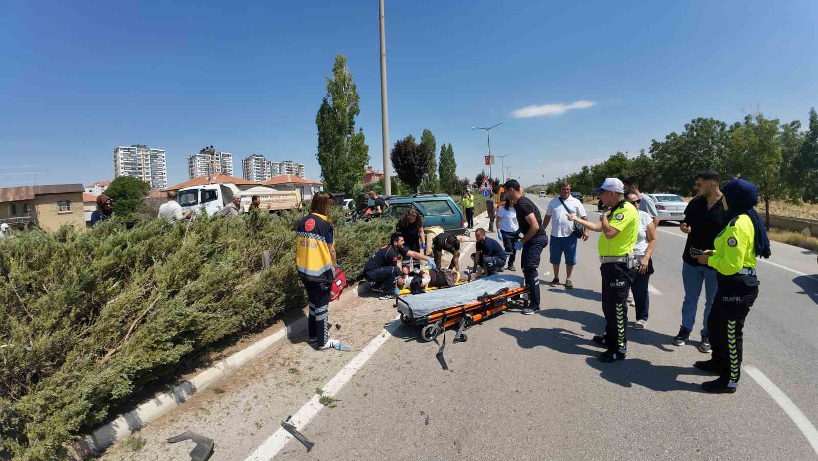 Sürücü, kazada yaralanan eşine sarılarak başında bekledi