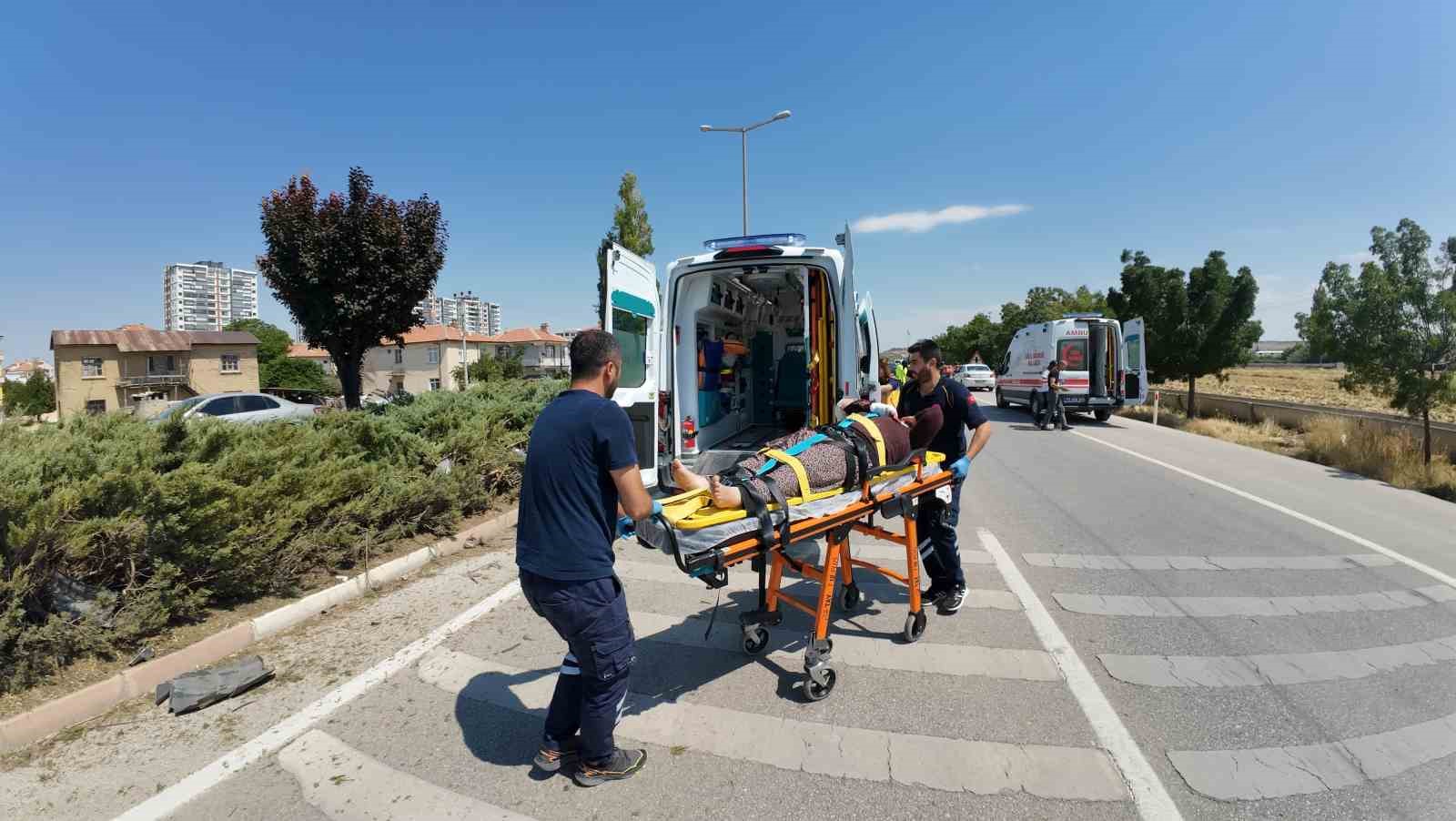 Sürücü, kazada yaralanan eşine sarılarak başında bekledi