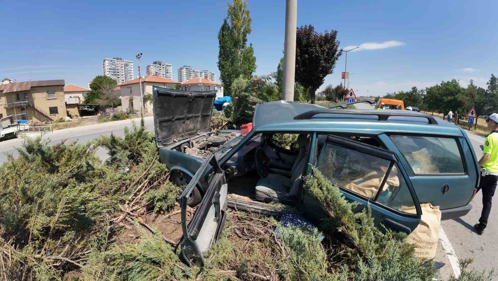 Sürücü, kazada yaralanan eşine sarılarak başında bekledi
