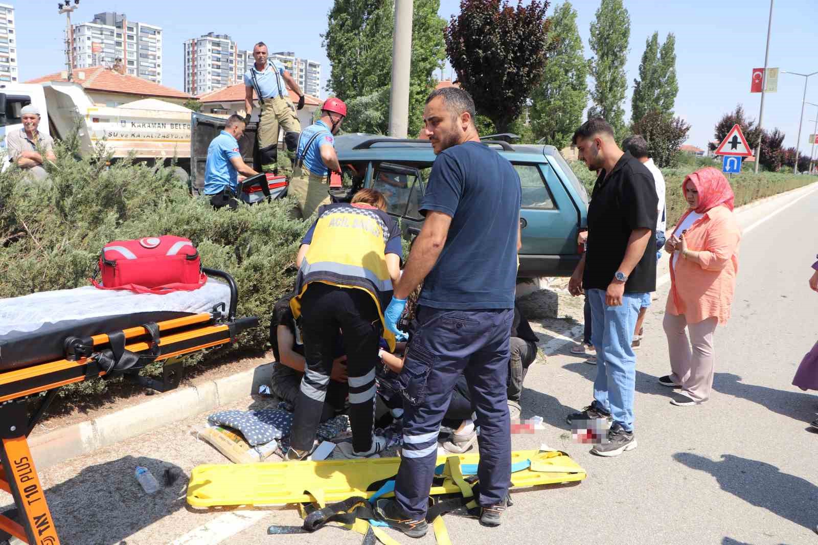 Sürücü, kazada yaralanan eşine sarılarak başında bekledi