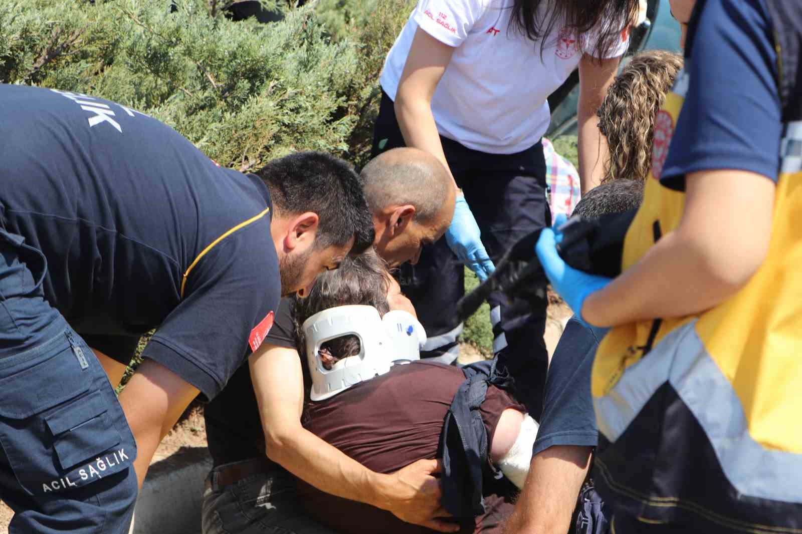Sürücü, kazada yaralanan eşine sarılarak başında bekledi