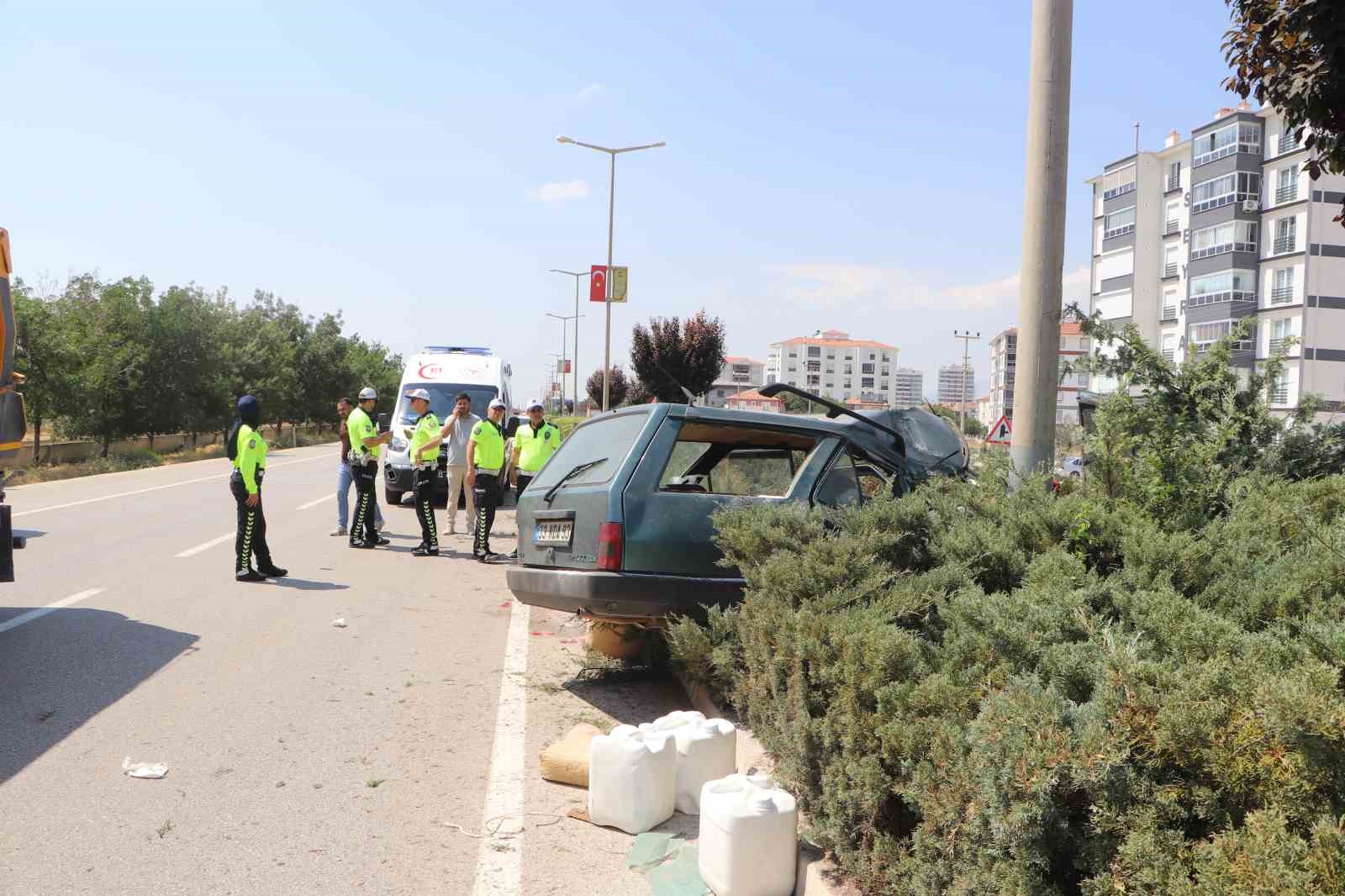 Sürücü, kazada yaralanan eşine sarılarak başında bekledi