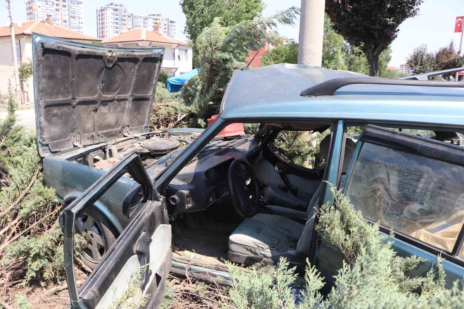 Sürücü, kazada yaralanan eşine sarılarak başında bekledi