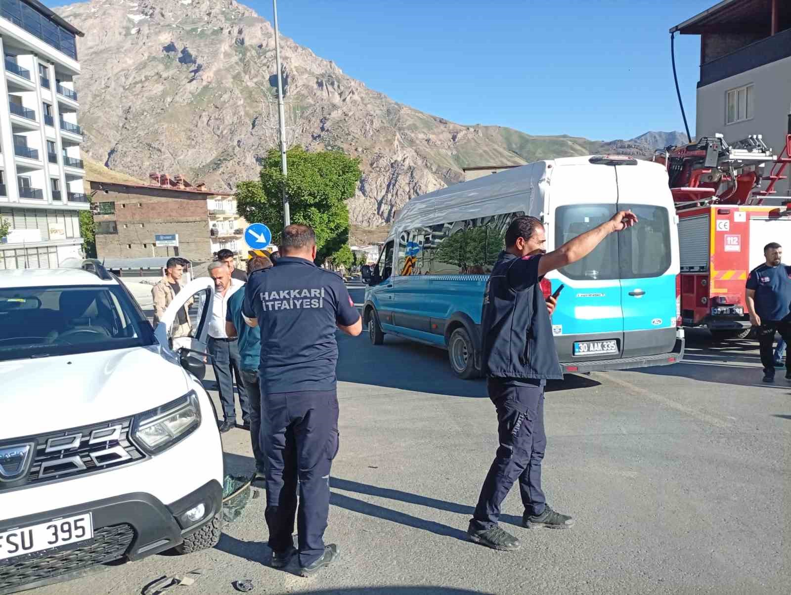 Hakkari’de iki aracın çarpıştığı kazada 1 kişi yaralandı