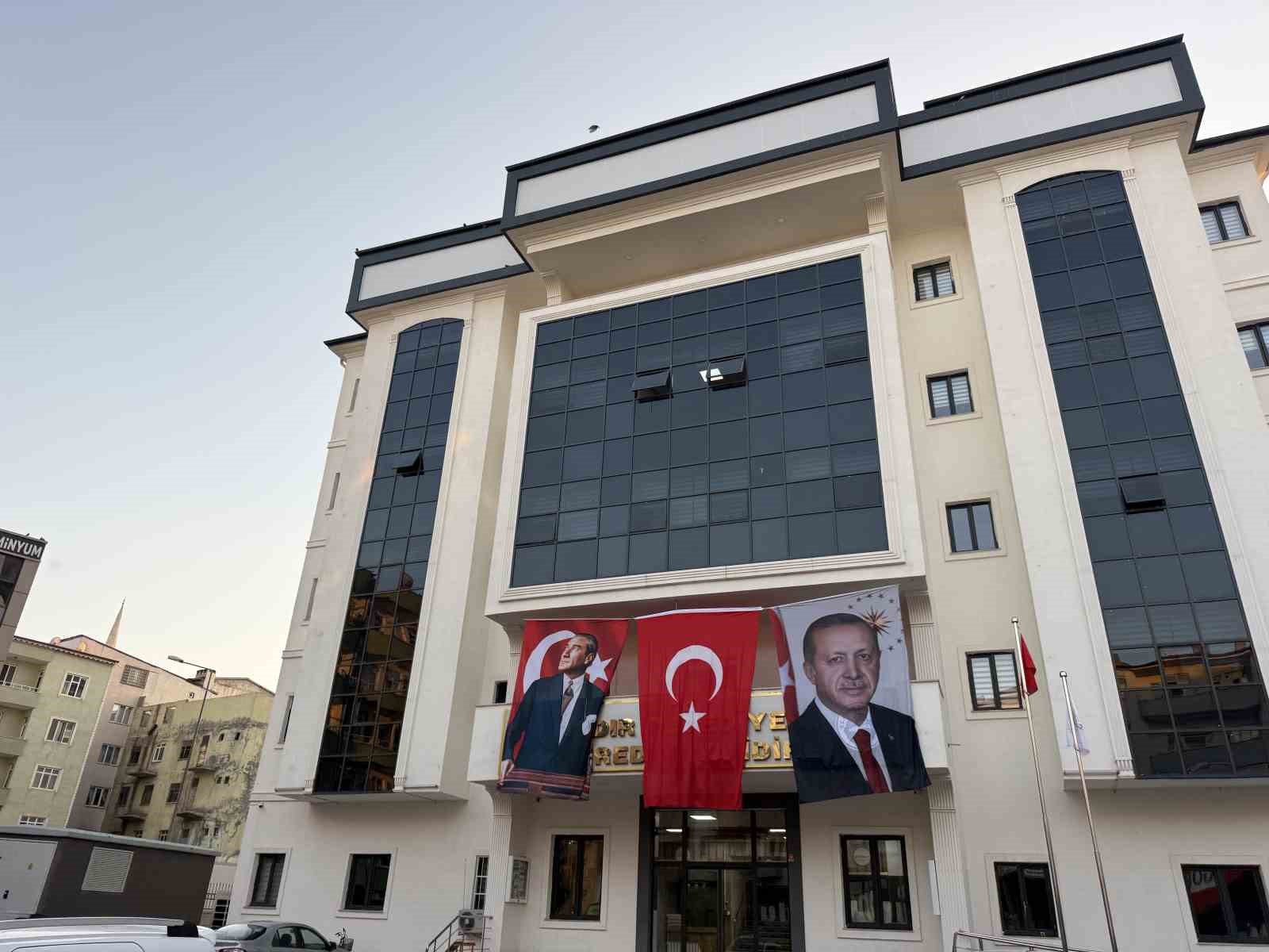 DEM Partili Iğdır Belediyesi binasına Cumhurbaşkanı Erdoğan’ın posteri asıldı