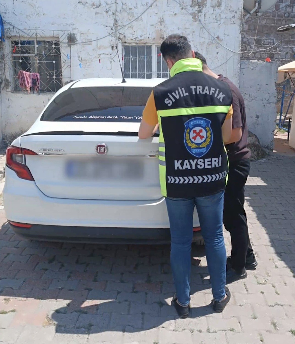 Trafikte araçtan inerek, otomobili tekmeleyen sürücüye 180 bin TL ceza yazıldı