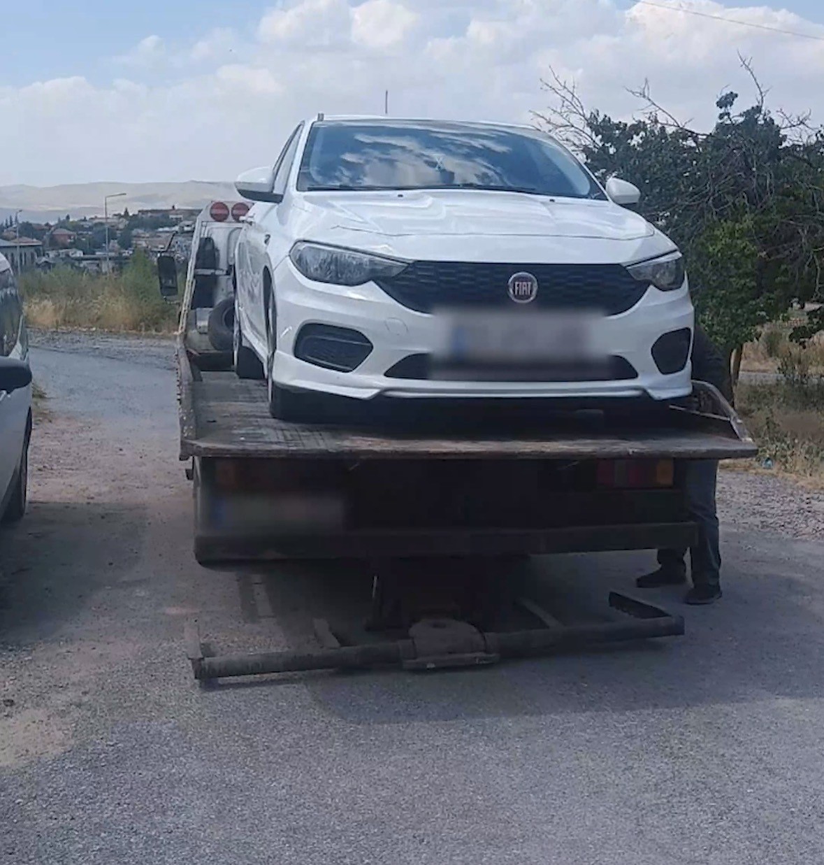 Trafikte araçtan inerek, otomobili tekmeleyen sürücüye 180 bin TL ceza yazıldı