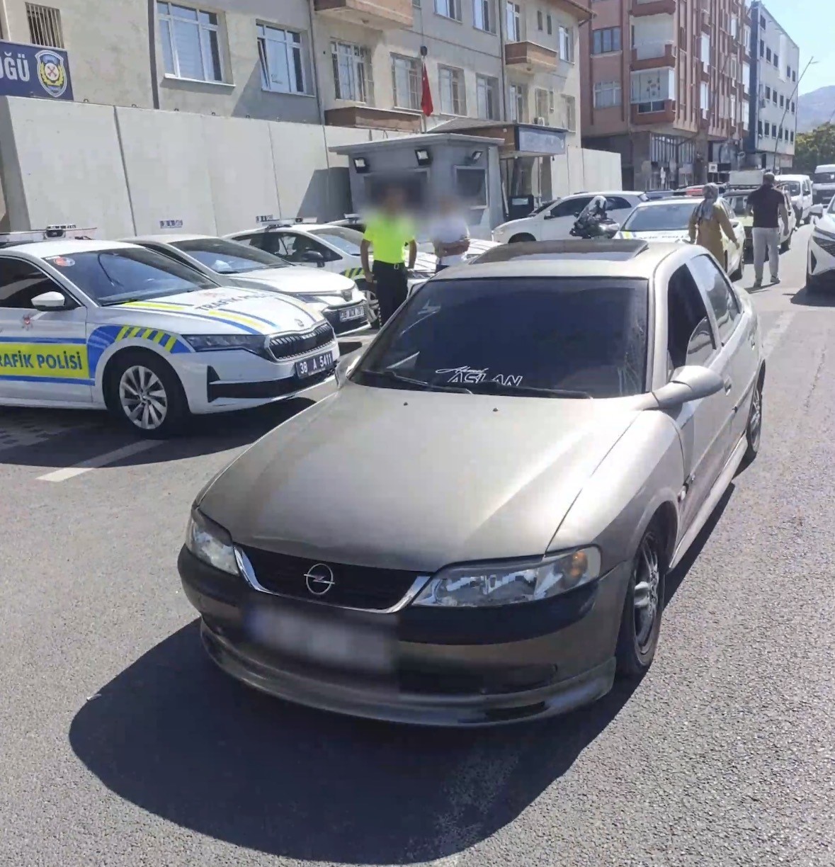 Trafikte araçtan inerek, otomobili tekmeleyen sürücüye 180 bin TL ceza yazıldı