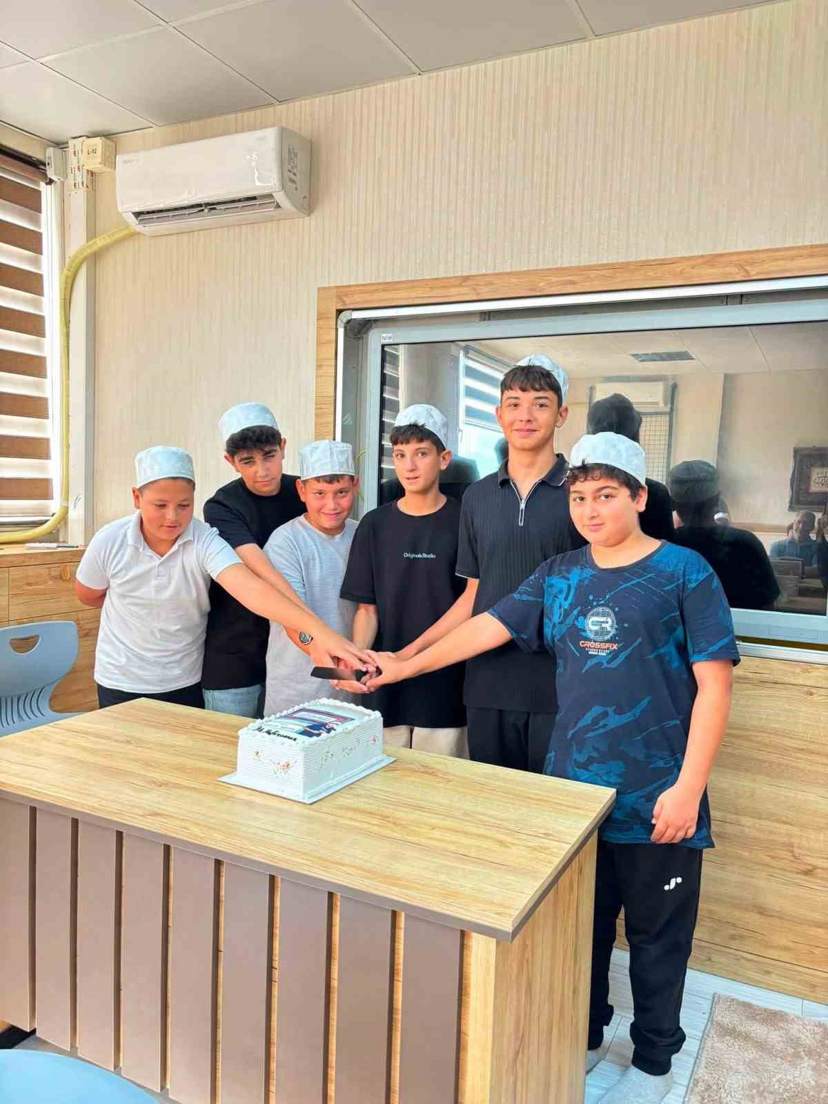 Burhaniye’de İmam Hatip Ortaokulu Kur’an Kursu ilk meyvesini verdi.