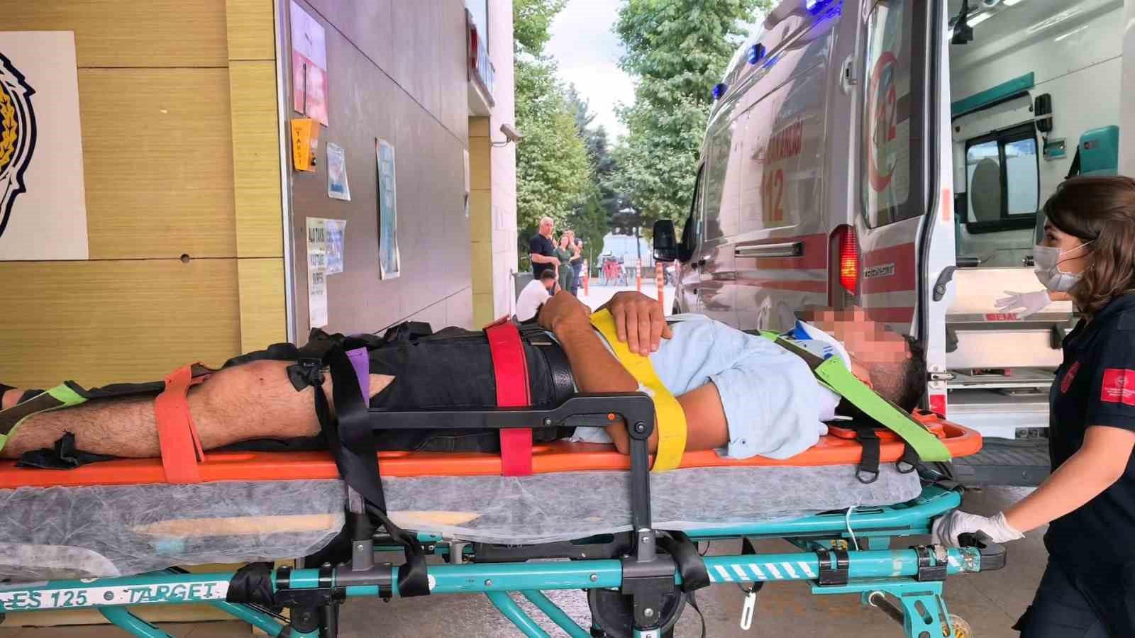 Kiremitlerin altında kalan 2 işçi yaralandı