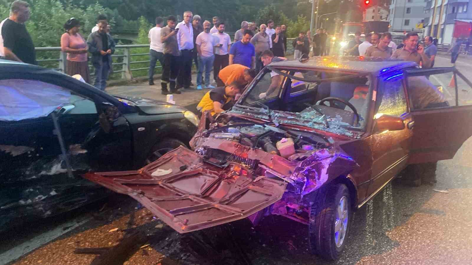 Yağışlı yolda iki otomobil çarpıştı: 4 yaralı