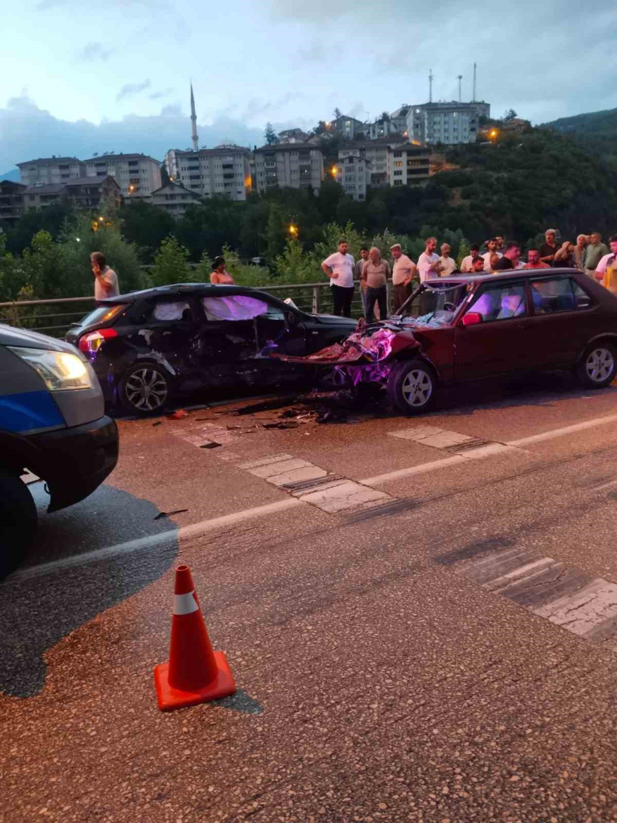 Yağışlı yolda iki otomobil çarpıştı: 4 yaralı