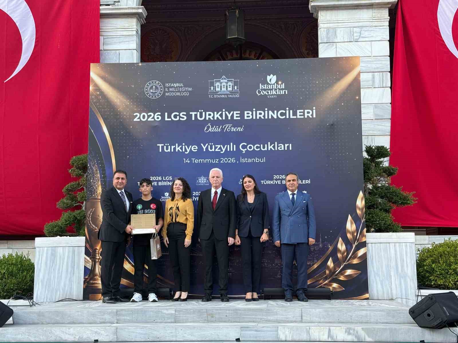 İstanbul Valisi Gül, LGS’de tam puan alan öğrencilerle bir araya geldi
