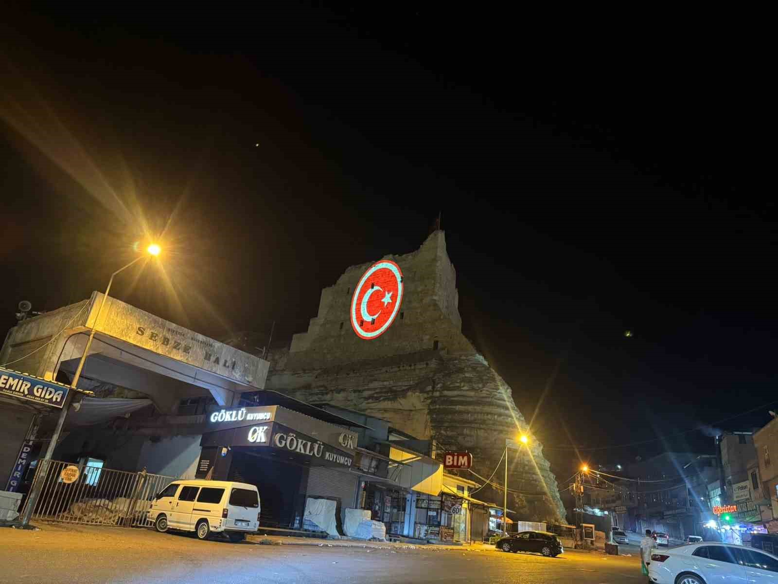 3 bin yıllık Birecik Kalesi’nde 15 Temmuz’a özel ışık gösterisi