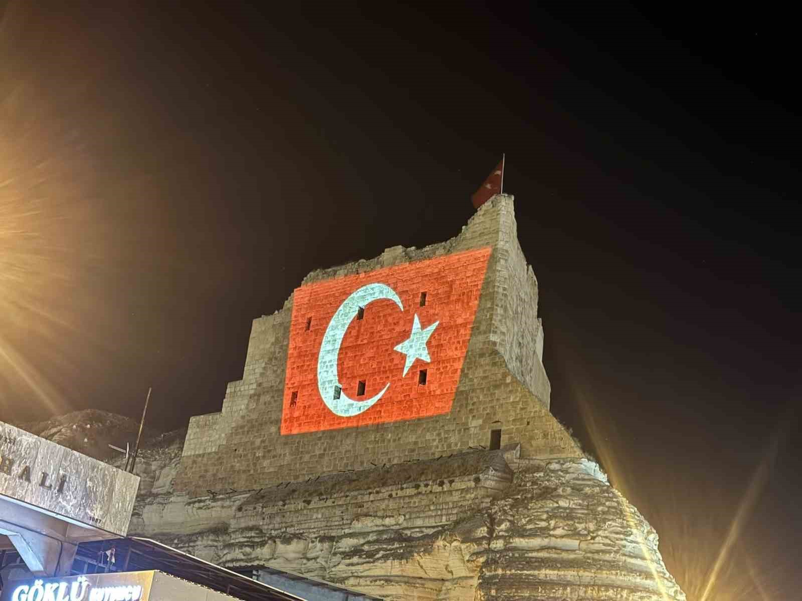 3 bin yıllık Birecik Kalesi’nde 15 Temmuz’a özel ışık gösterisi