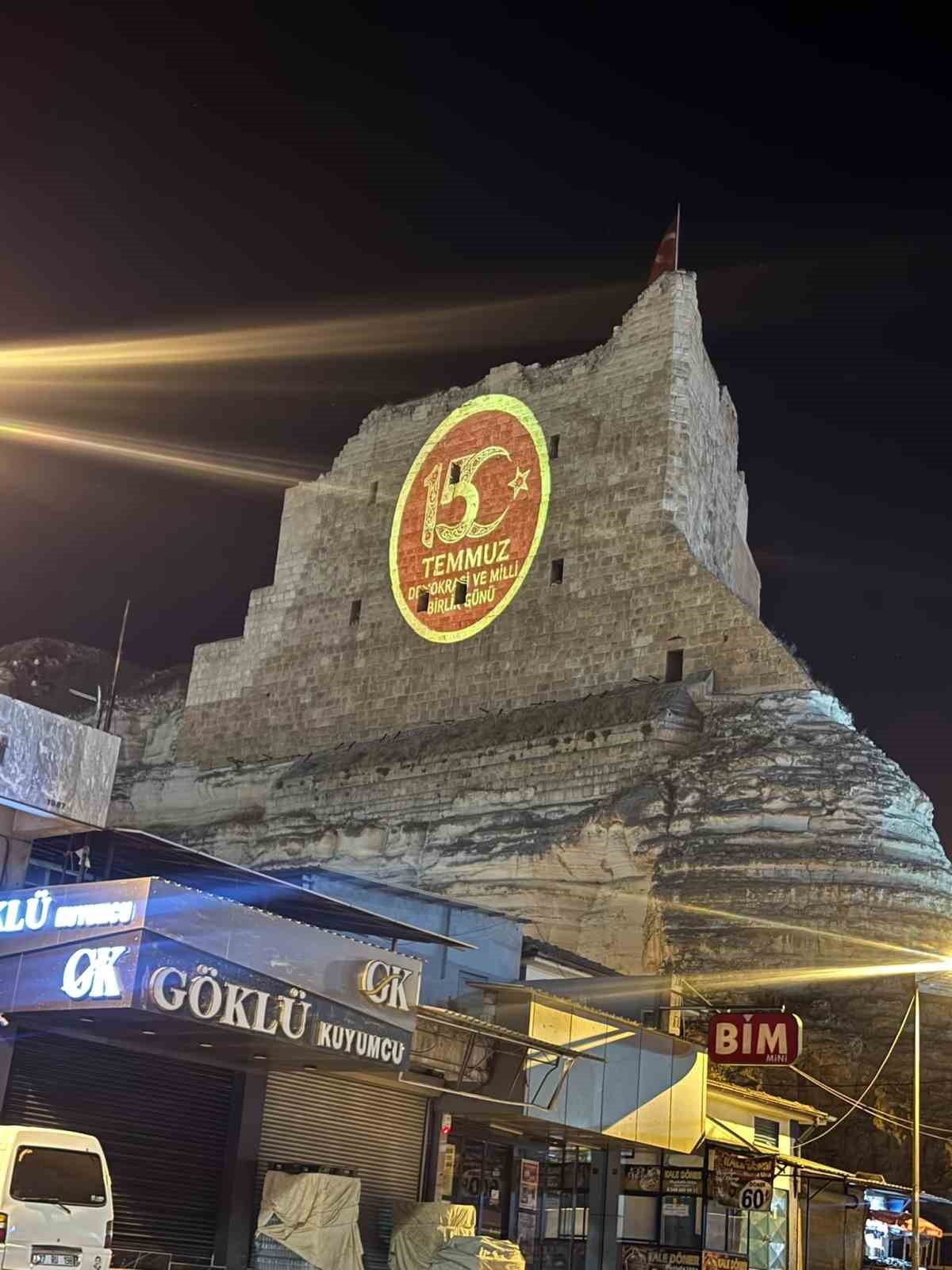 3 bin yıllık Birecik Kalesi’nde 15 Temmuz’a özel ışık gösterisi