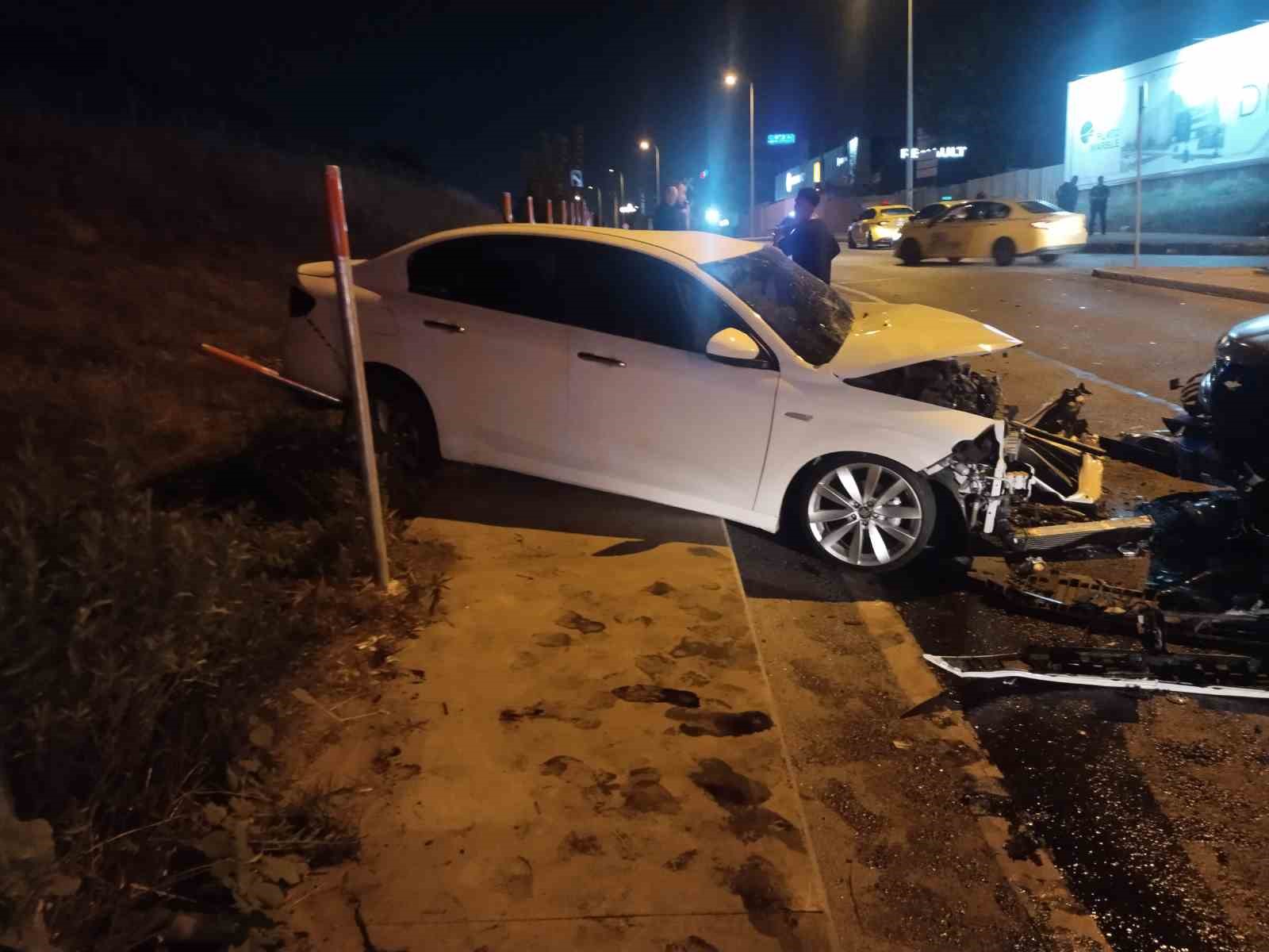 Sancaktepe’de ters yönden gelen otomobil, 2 araca çarptı: 2’si ağır 5 yaralı