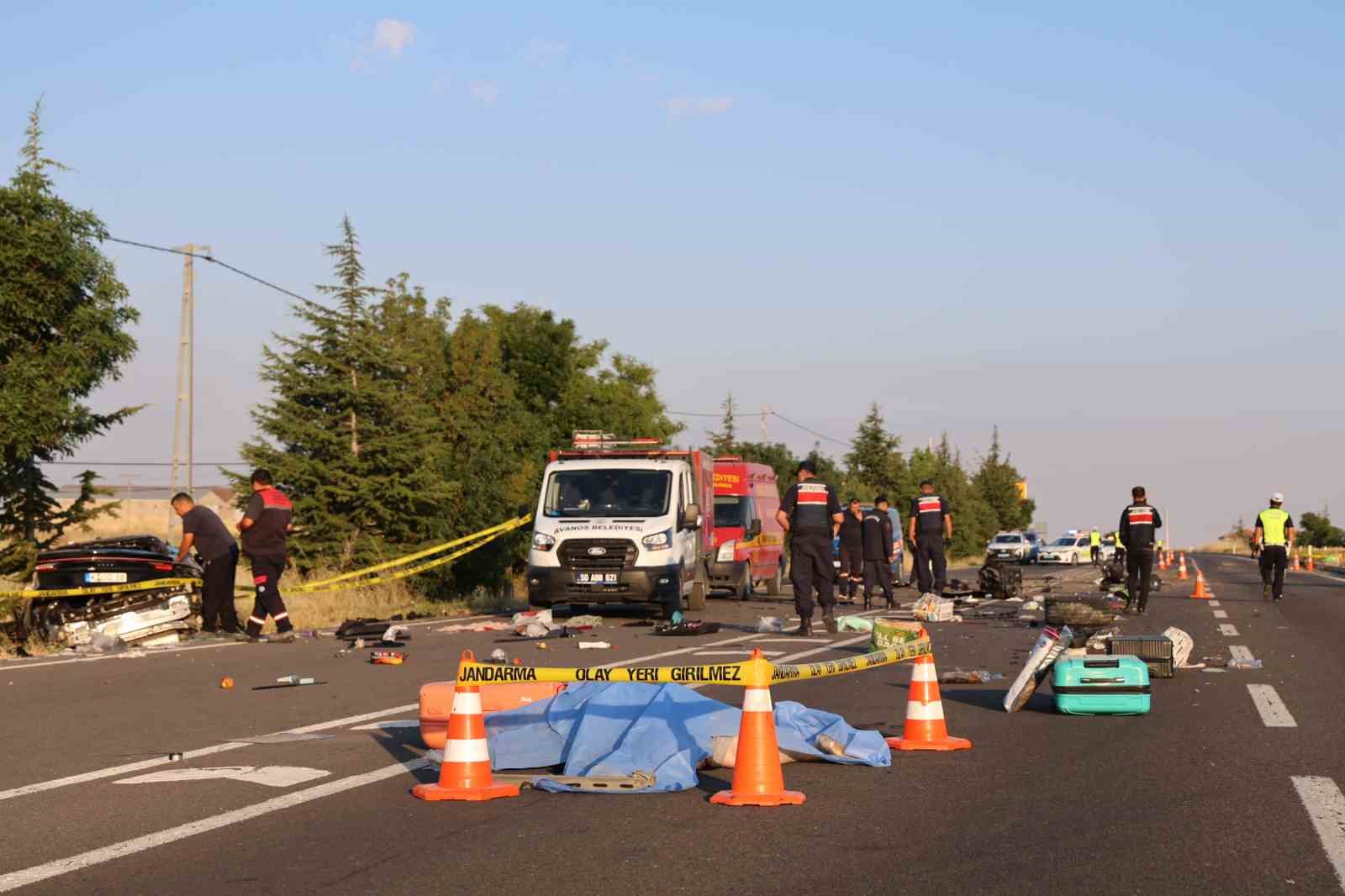 Kaza sonrası ortalık savaş alanına döndü: Aynı aileden 3 ölü 1 yaralı