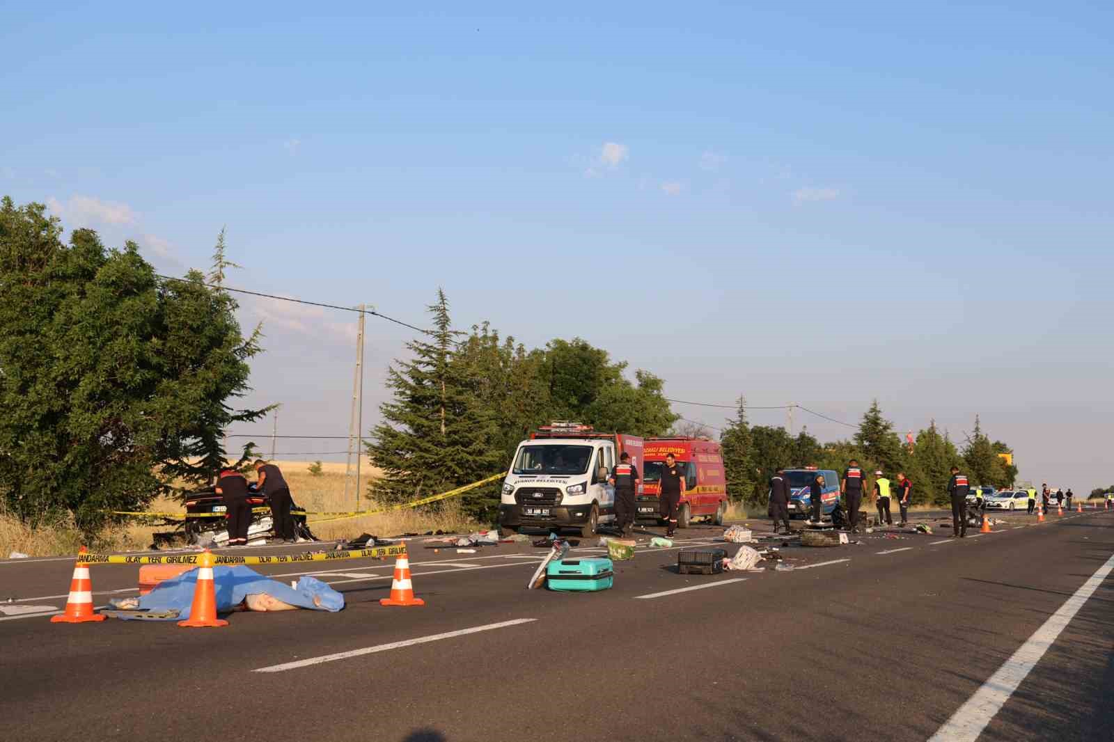 Kaza sonrası ortalık savaş alanına döndü: Aynı aileden 3 ölü 1 yaralı