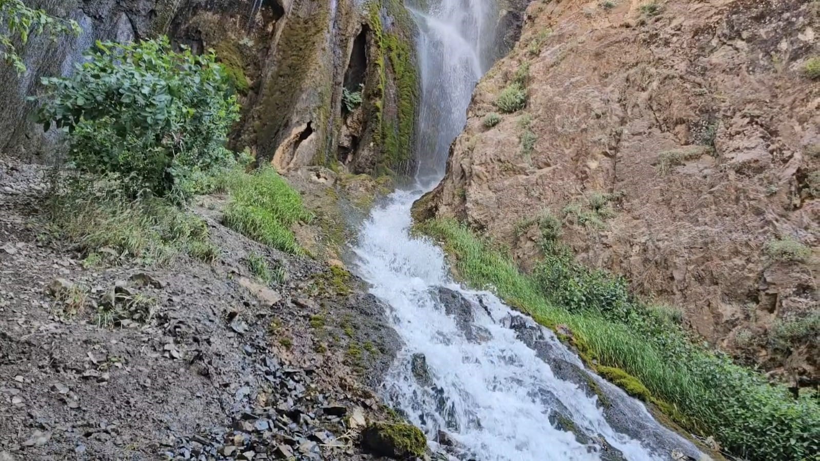 Hakkari’deki Ava Ore Şelalesi mest ediyor