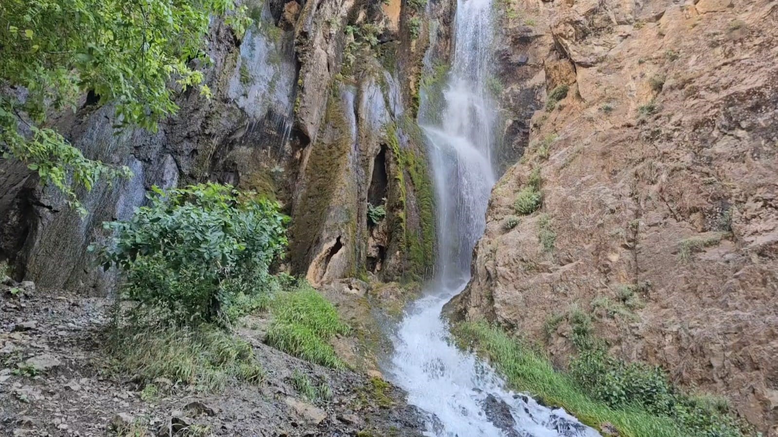 Hakkari’deki Ava Ore Şelalesi mest ediyor
