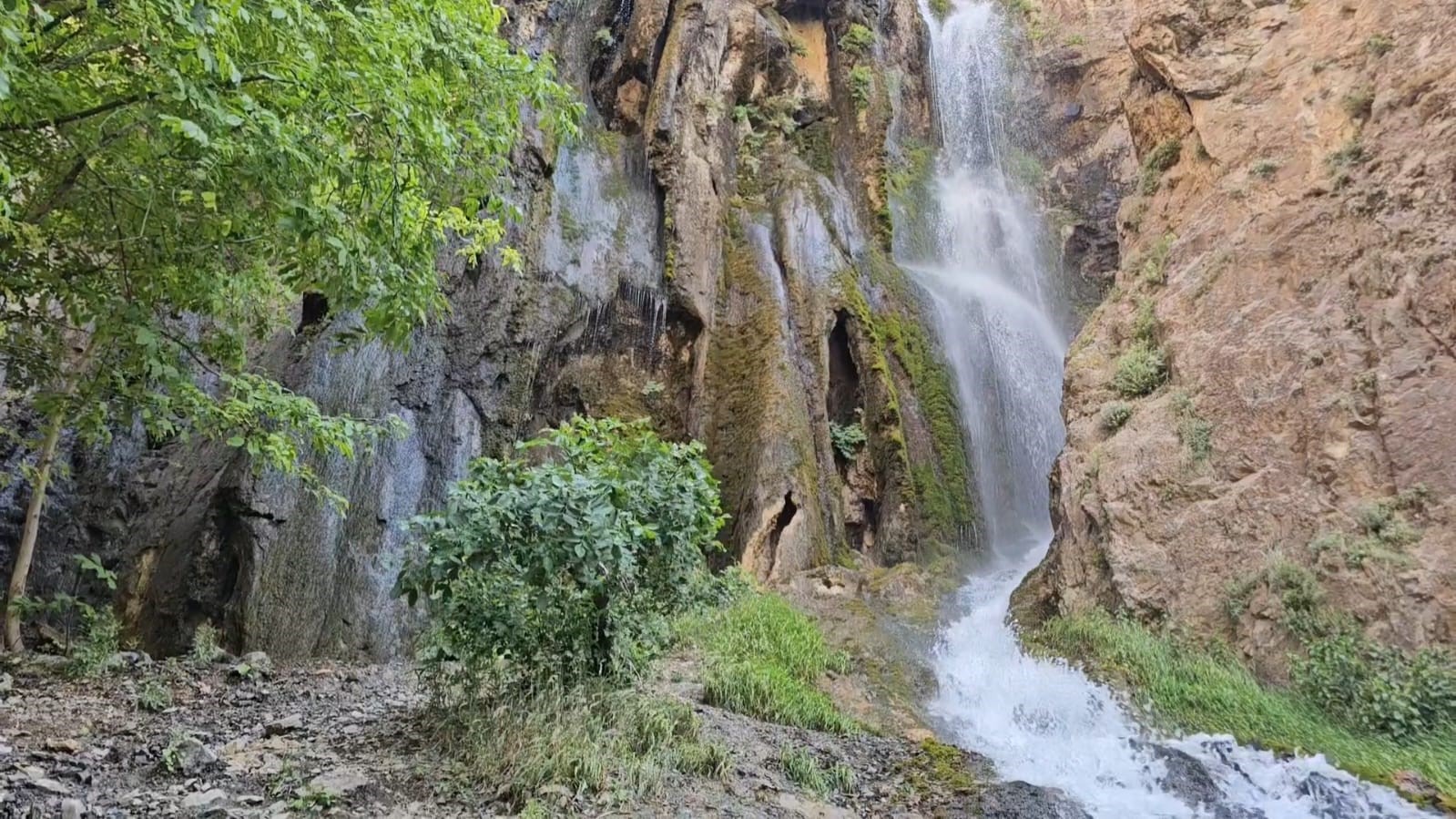 Hakkari’deki Ava Ore Şelalesi mest ediyor