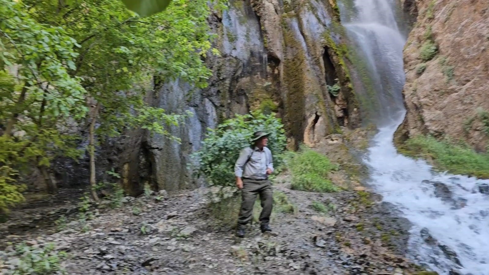 Hakkari’deki Ava Ore Şelalesi mest ediyor