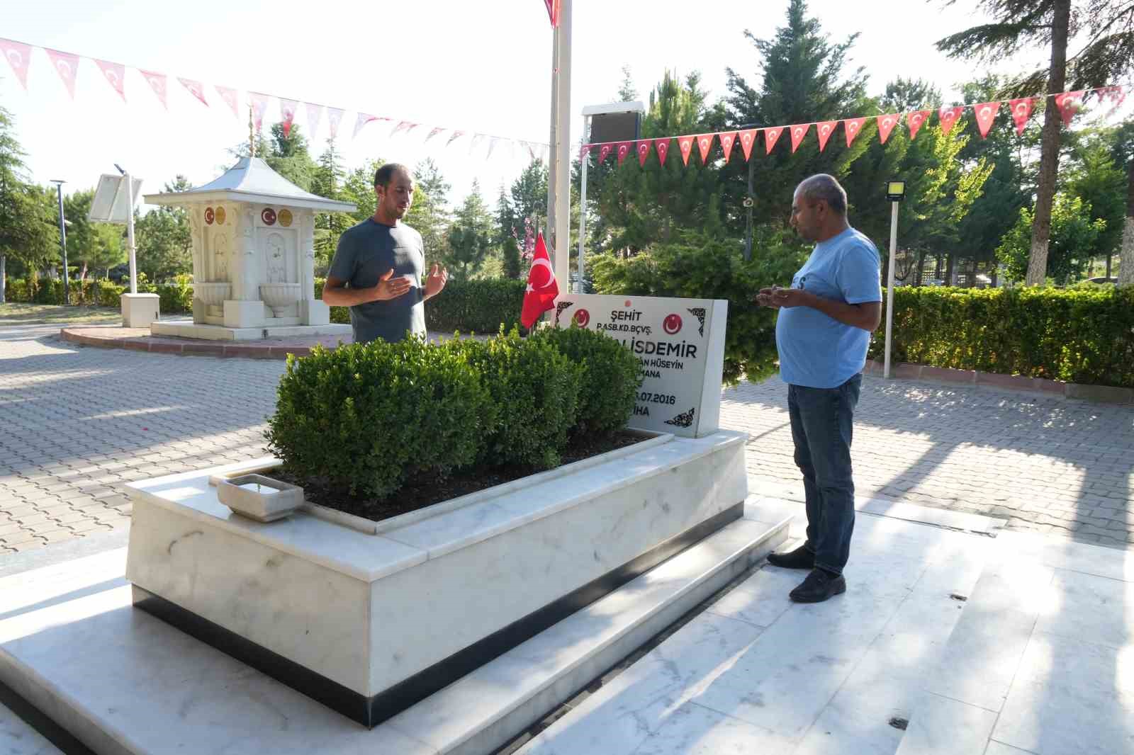 Türkiye’nin dört bir yanından şehit Ömer Halisdemir’in kabrine ziyaret