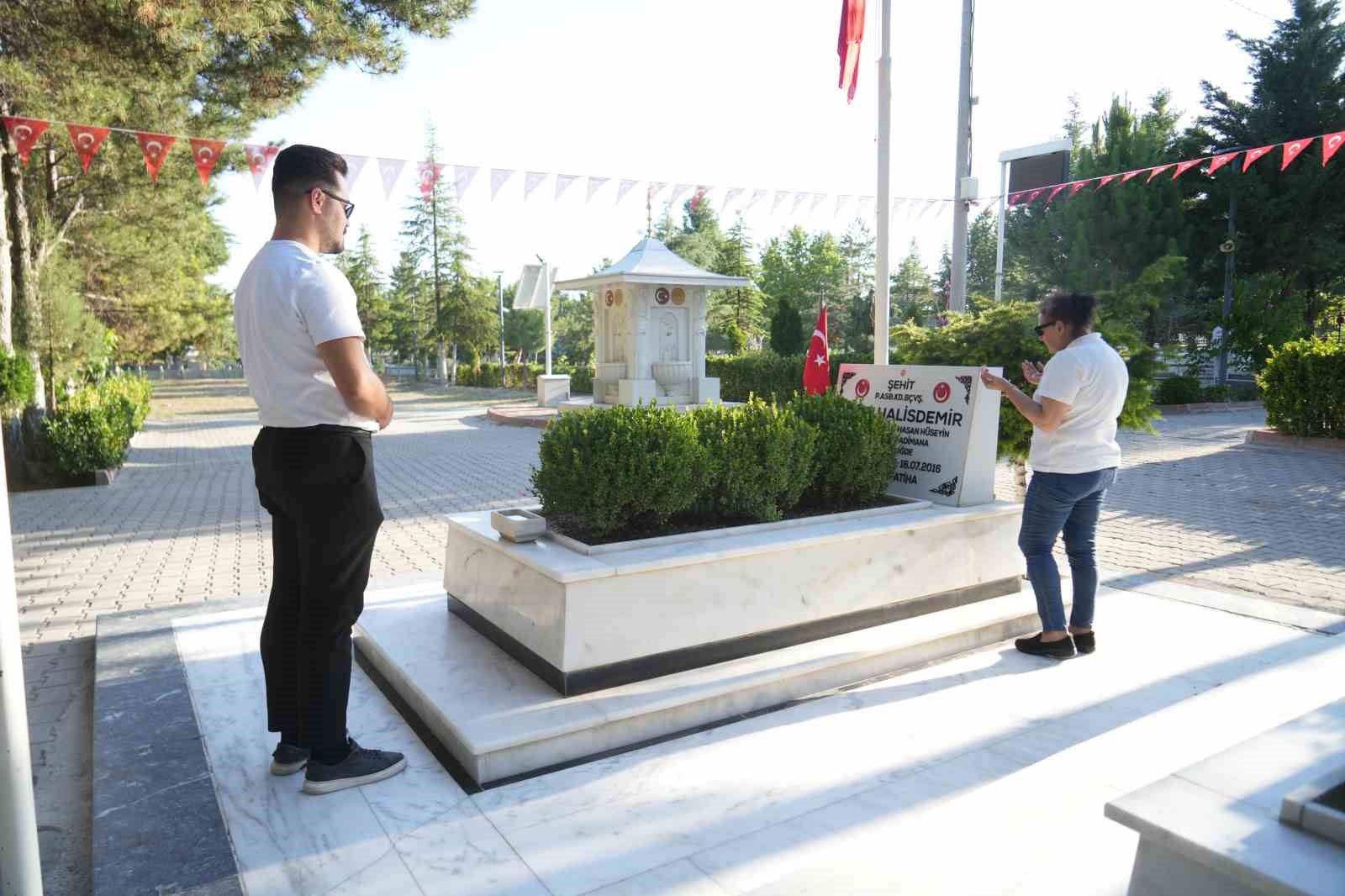 Türkiye’nin dört bir yanından şehit Ömer Halisdemir’in kabrine ziyaret