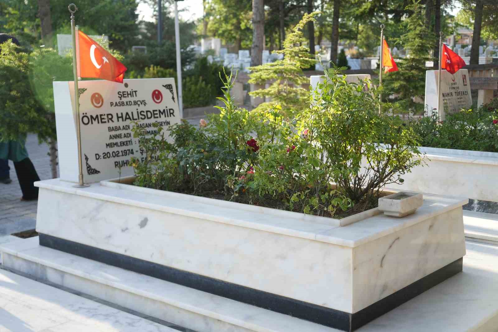 Türkiye’nin dört bir yanından şehit Ömer Halisdemir’in kabrine ziyaret