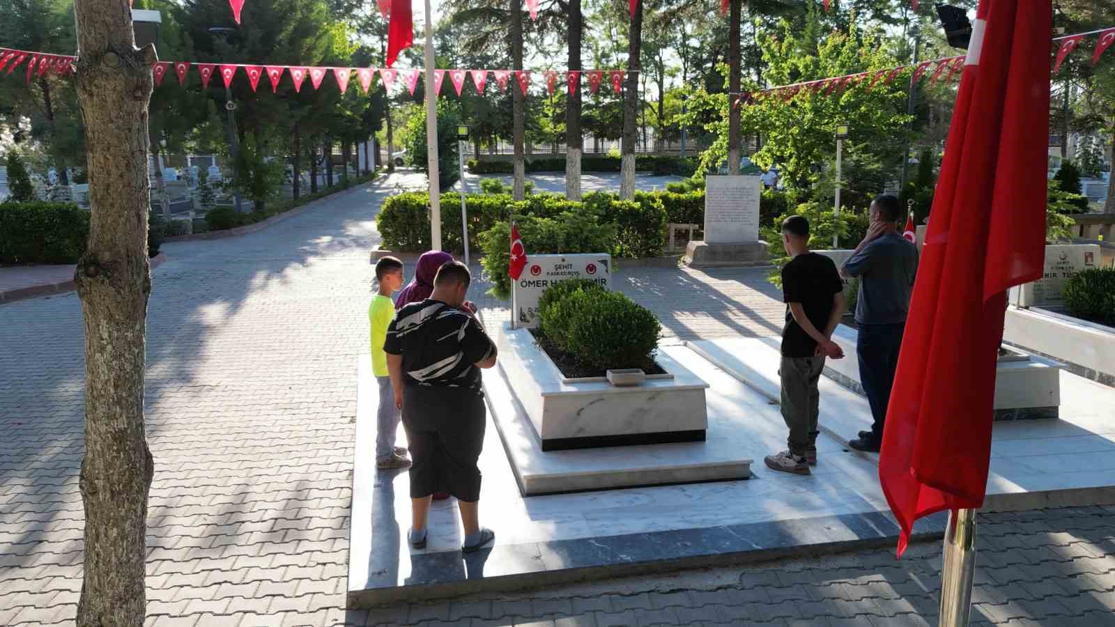 Türkiye’nin dört bir yanından şehit Ömer Halisdemir’in kabrine ziyaret
