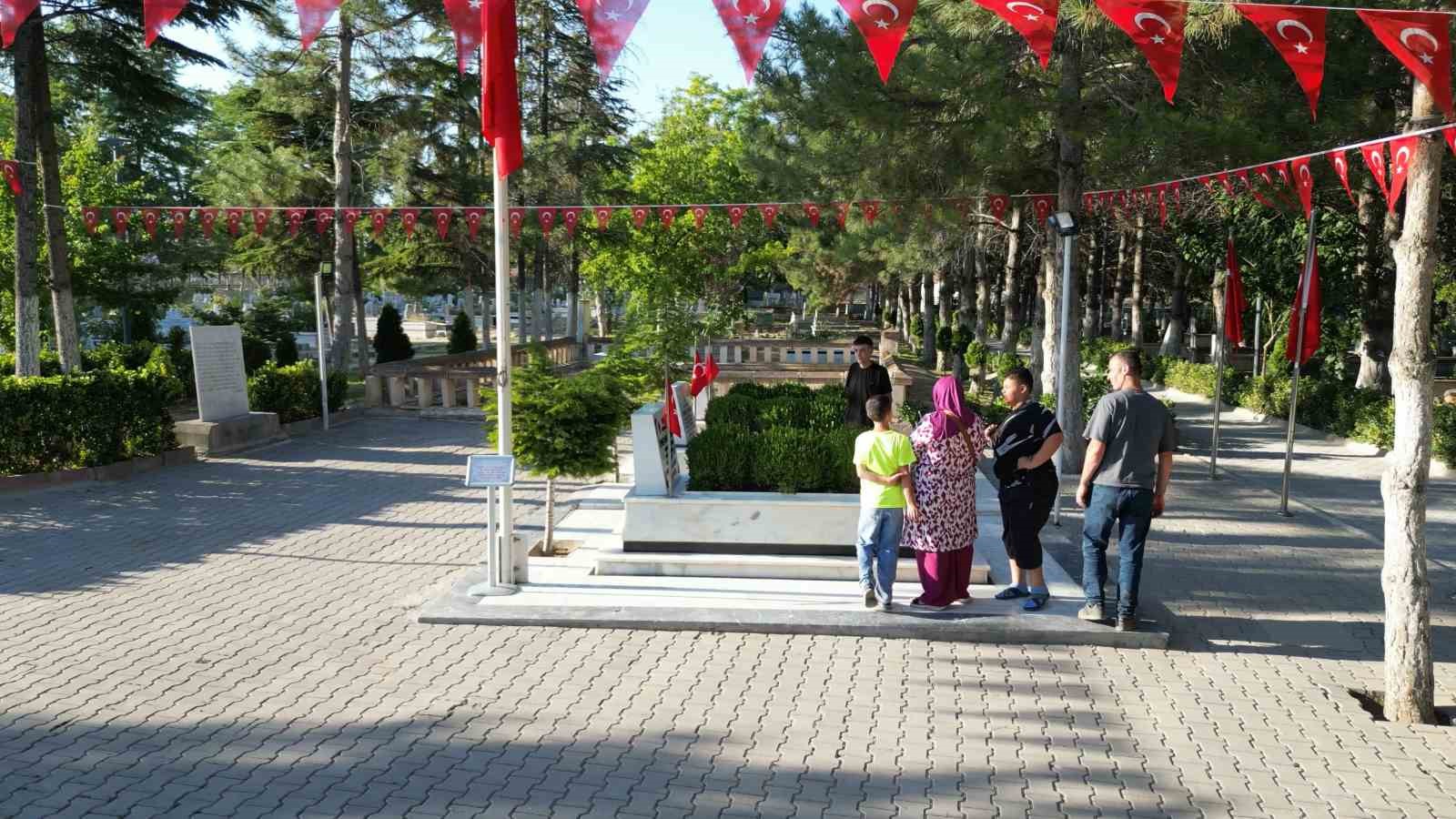 Türkiye’nin dört bir yanından şehit Ömer Halisdemir’in kabrine ziyaret