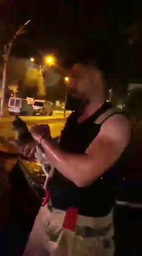 Yangında mahsur kalan kedi itfaiye ekiplerince kurtarıldı
