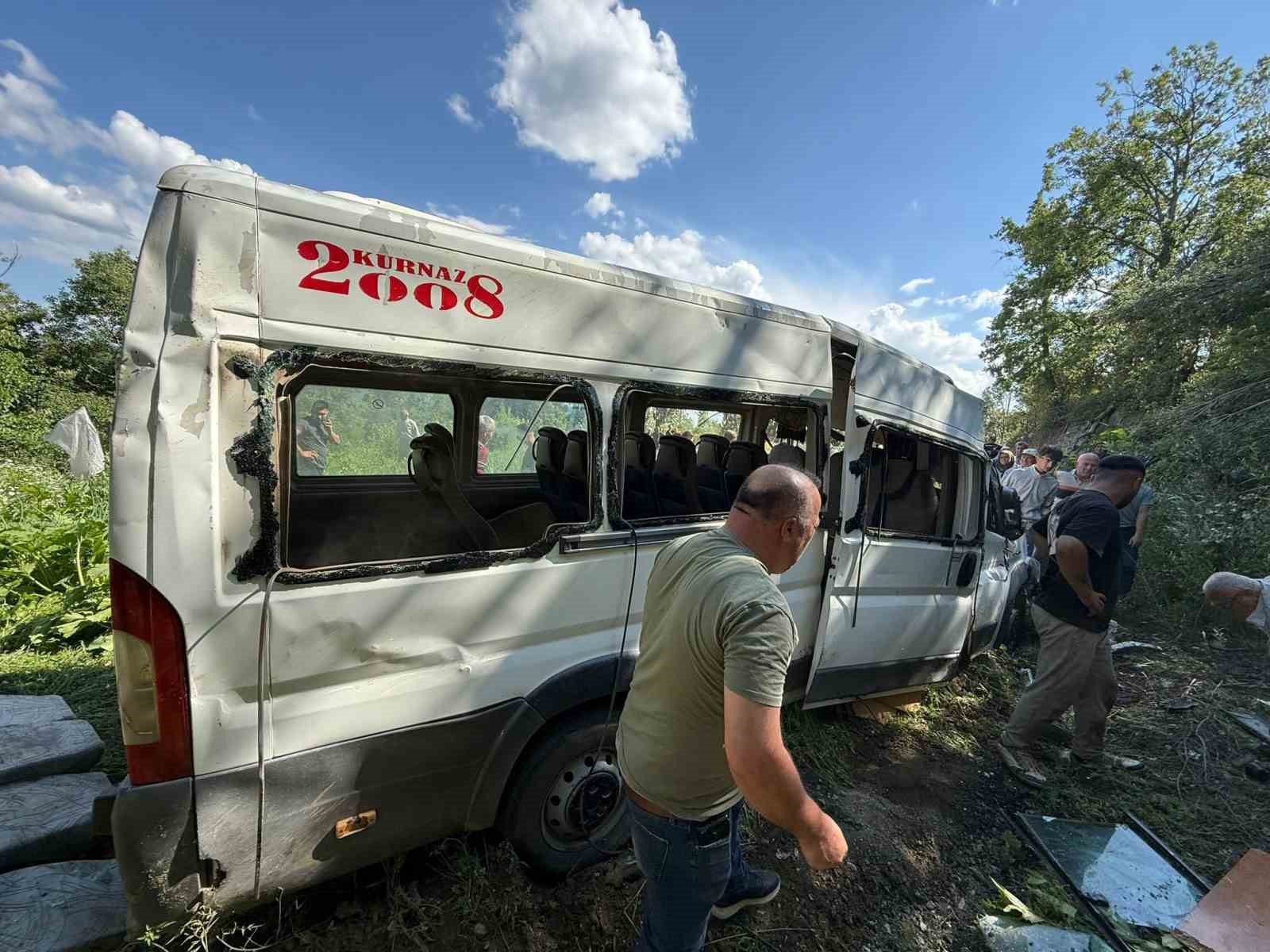 Tarlaya uçan minibüs kazasında yaralanan kadın 24 gün sonra vefat etti