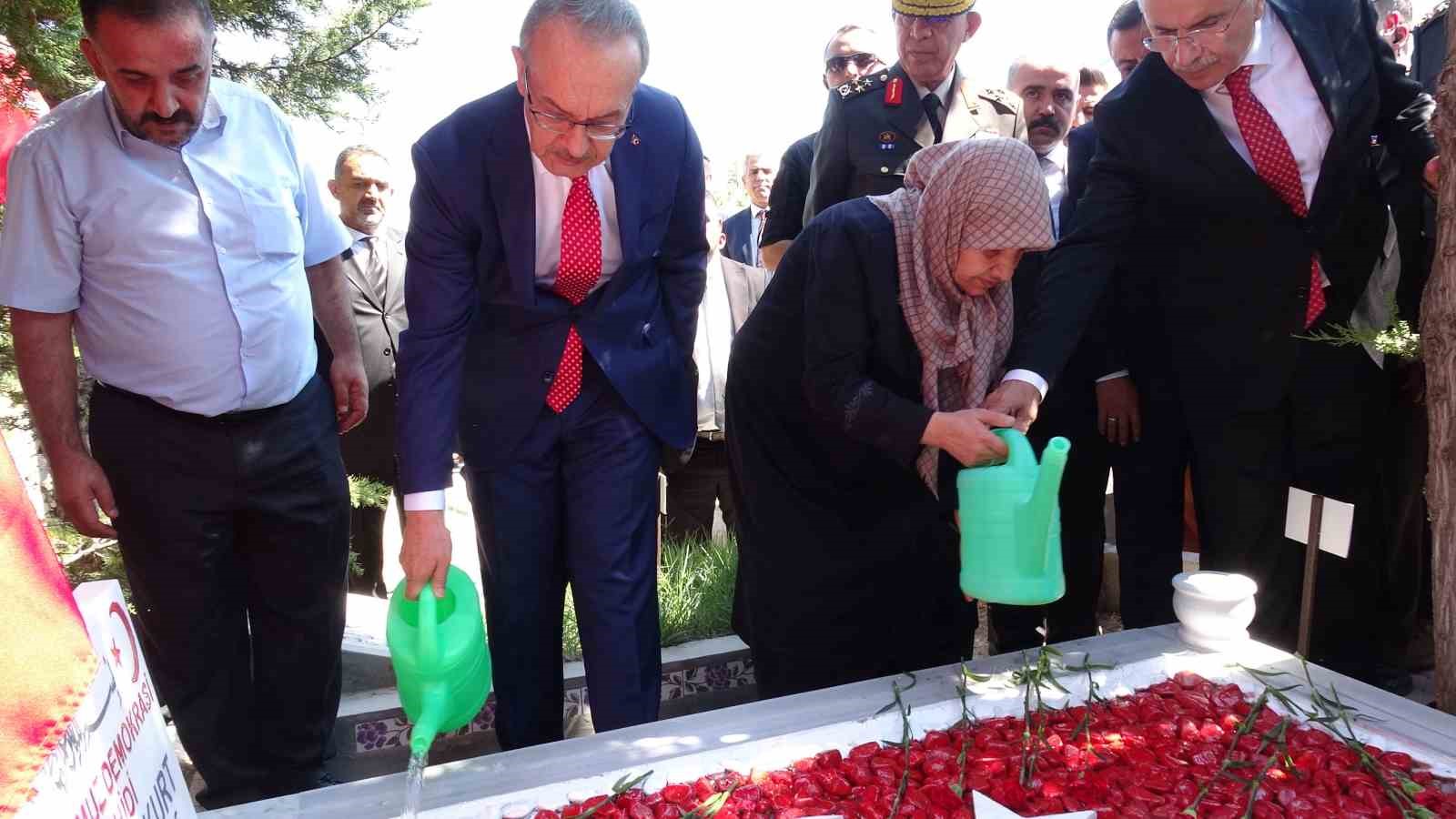 Malatya’da 15 Temmuz şehitleri mezarları başında anıldı